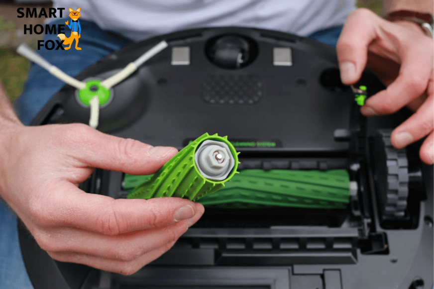 Die beiden Gummibürsten des iRobot Roomba i3+ werden entnommen